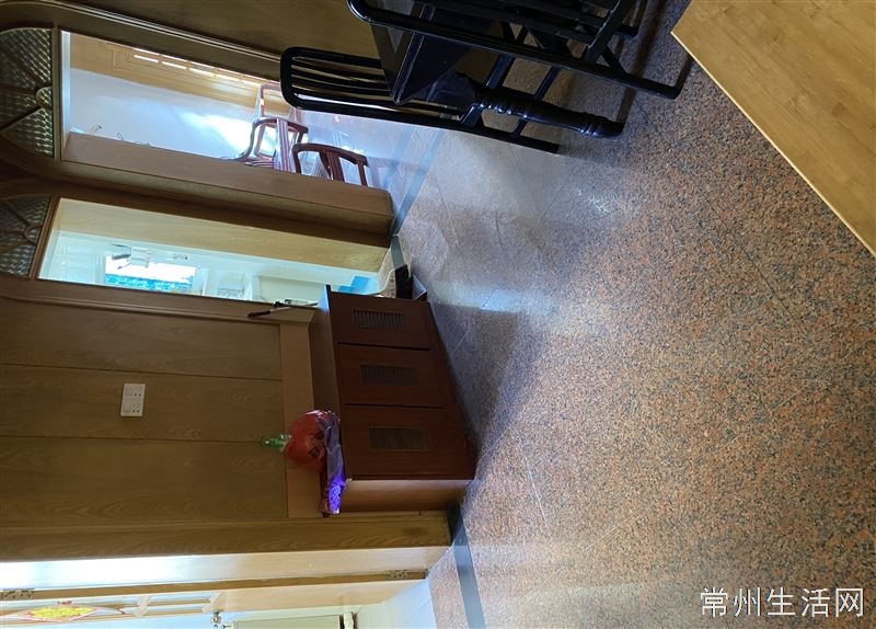 勤业五村3室一厅，出租，出门就是2号线地铁口，马路对面就是菜场