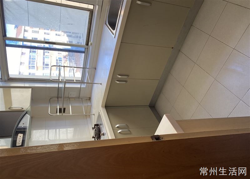 勤业五村3室一厅，出租，出门就是2号线地铁口，马路对面就是菜场