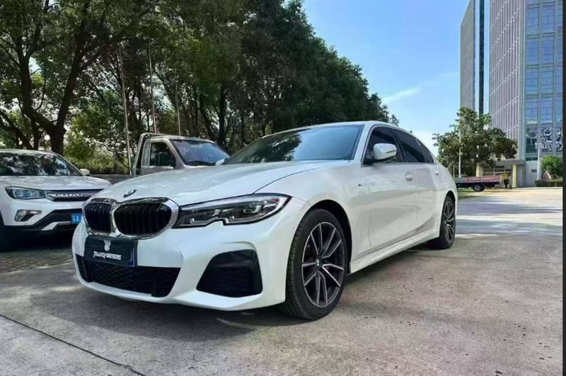 21年宝马325i,耀夜 4门5座,8档 2.0T